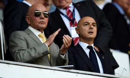 Joe Lewis (izquierda), junto al presidente del Tottenham, Daniel Levy.