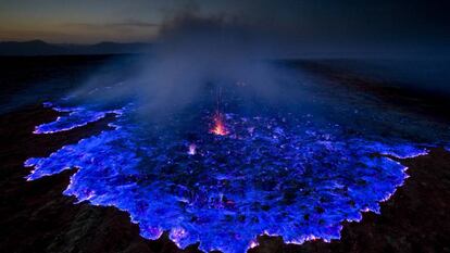 El Dallol es un gran volcán en la depresión de Danakil, al noreste de la cordillera Erta Ale en Etiopía. En algunas ocasiones sulfuro entra en combustión y se crea una llama azul visible por la noche.