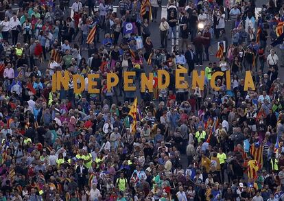  Vista general de los asistentes el acto unitario del independentismo a dos días del 1-O, en Montjuic, Barcelona. 