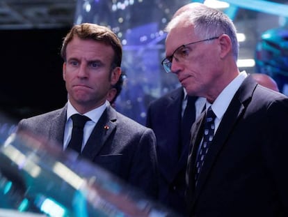 El presidente de Francia, Emmanuel Macron, junto al CEO de Stellantis, Carlos Tavares, durante el salón del automóvil de París 2022.