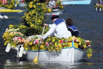 Un barco decorado con flores sale del puerto para participar en la tradicional "batalla de las flores", uno de los eventos del carnaval en Beaulieu-sur-mer (Francia), el 19 de febrero de 2018. 