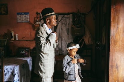 Premio al reportaje gráfico del año para la sudafricana Lee-Ann Olwage para GEO. En la imagen, Dada Paul y su nieta Odliatemix, de cinco años, se preparan para ir a la iglesia el domingo por la mañana en su casa de Madagascar, el 12 de marzo de 2023. Él sufre demencia desde hace 11 años. En Madagascar, la falta de conciencia pública en torno a la demencia significa que las personas que muestran síntomas de pérdida de memoria a menudo son estigmatizadas.
