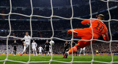 El delantero portugués del Real Madrid Cristiano Ronaldo marca el gol del empate.