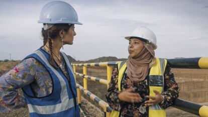 Livia Firth junto a una mujer minera en Botswana