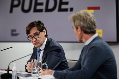 Health Minister Salvador Illa (l) and CCAES directo Fernando Simón at a press conference on Monday.
