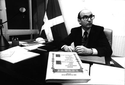 El consejero de Economía del País Vasco, Pedro Luis Uriarte, fotografiado en 1981 con el Acta de Aprobación del Concierto Económico con el País Vasco.