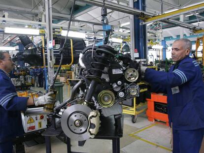 Empleados marroquíes trabajan en el ensamblaje del Renault Logan en la planta de Somaca en Casablanca, el 15 de diciembre de 2006.