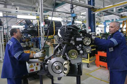 Empleados marroquíes trabajan en el ensamblaje del Renault Logan en la planta de Somaca en Casablanca, el 15 de diciembre de 2006.