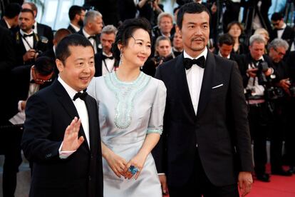 El director de cine chino Jia Zhangke (izda), y los actores Zhao Tao (centro) y Liao Fan (dcha) durante la presentación de su película Ash Is Purest White en Cannes.