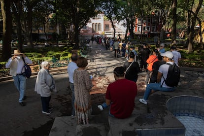 Largas filas en la explanada del centro de Coyoacán. 