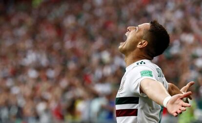 Chicharito celebra seu gol.