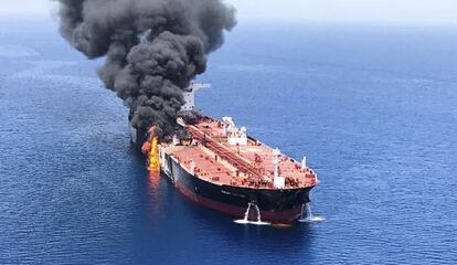 Los petroleros han sido identificados como el 'Front Altair', con bandera de las islas Marshall, y el 'Kokuka Courageous', de bandera panameña. De acuerdo con fuentes iraníes, el primero transportaba nafta de Qatar a Taiwán, cuando se incendió a las 8.05, hora local, a 25 millas del puerto de Jask, en Irán. Casi dos horas más tarde, a las 9.50, se produjo un incendio similar en el segundo buque, que se encontraba a 30 millas del mismo puerto e iba de Arabia Saudí a Singapur. En la imagen, las llamas y el humo en el costado y cubierta del 'Front Altair'.