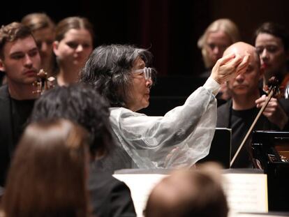 Mitsuko Uchida (en el centro) dirigiendo desde el piano a la Mahler Chamber Orchestra, este miércoles en Pamplona.