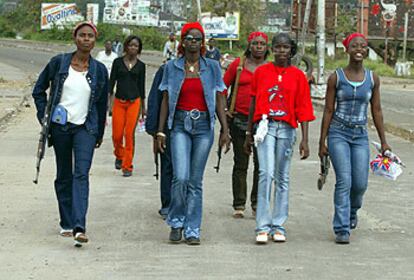 La coronel Black Diamond (en el centro, con gafas oscuras) patrulla junto a varias guerrilleras por una calle de Monrovia, en una imagen tomada el pasado agosto.