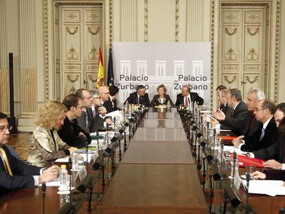 Reunión de los grupos políticos en el Palacio de Zurbano para buscar un acuerdo sobre medidas contra la crisis.
