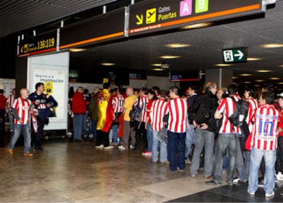 Aficionados del Atlético de Madrid en el aeropuerto de Madrid-Barajas esperan para volar a Hamburgo, donde se celebra la final de la Liga Europa contra el Fulham londinense.