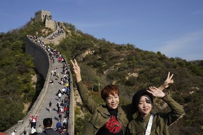 Dos turistas, posando para una foto en la Gran Muralla China de Badaling, en las afueras de Pekín.