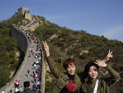 Dos turistas, posando para una foto en la Gran Muralla China de Badaling, en las afueras de Pekín.