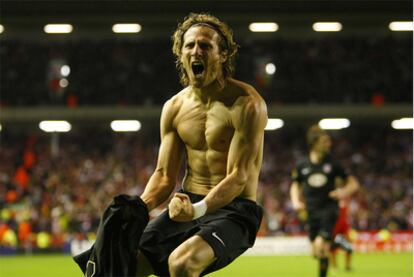 Forlán celebra el gol que dio la victoria al Atlético en Anfield