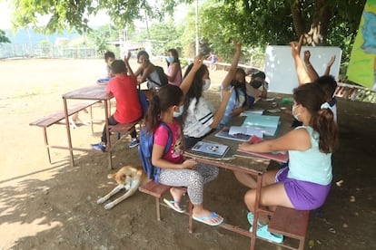 Gracias a Dennisse, todos los alumnos que han pasado por sus clases han aprobado el curso y, si comienza un nuevo año lectivo en mayo de forma presencial, no habrán quedado atrás.