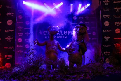 Heidi Klum durante su entrada triunfal como E. T., en su fiesta anual celebrada en Nueva York (EE UU). La modelo alemana, de 51 años y toda una celebridad global, lleva celebrando Halloween a lo grande desde el año 2000, con la excepción de 2020 y 2021, cuando por la pandemia de covid-19 anuló la fiesta.