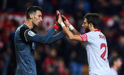 Sergio Rico y Nico Pareja celebran la última victoria del Sevilla sobre el Real Madrid.