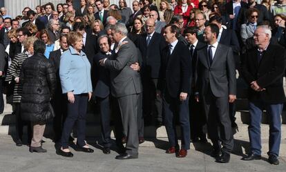 El embajador francés en España España, Yves Saint-Geours es abrazado por el presidente del Congreso, Jesús Posada, en el acto de solidaridad del Congreso.