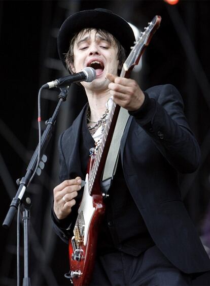 El cantante británico Pete Doherty podrá ir a la fiesta de graduación de su hermana después de que las autoridades revisaran temporalmente los términos del arresto domiciliario que le impusieron por conducir bebido. Doherty tiene que estar en su domicilio antes de las siete de la tarde, pero el tribunal que lejuzgó le ha dado permiso para que el viernes vuelva a casa antes de la medianoche.