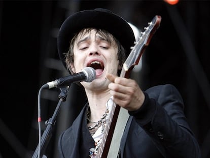 El cantante británico Pete Doherty podrá ir a la fiesta de graduación de su hermana después de que las autoridades revisaran temporalmente los términos del arresto domiciliario que le impusieron por conducir bebido. Doherty tiene que estar en su domicilio antes de las siete de la tarde, pero el tribunal que lejuzgó le ha dado permiso para que el viernes vuelva a casa antes de la medianoche.