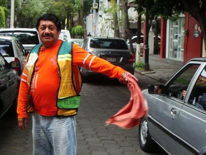 Un franelero en una calle del centro de Coyoacán.