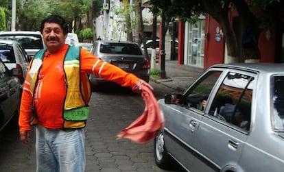 Un franelero en una calle del centro de Coyoacán.