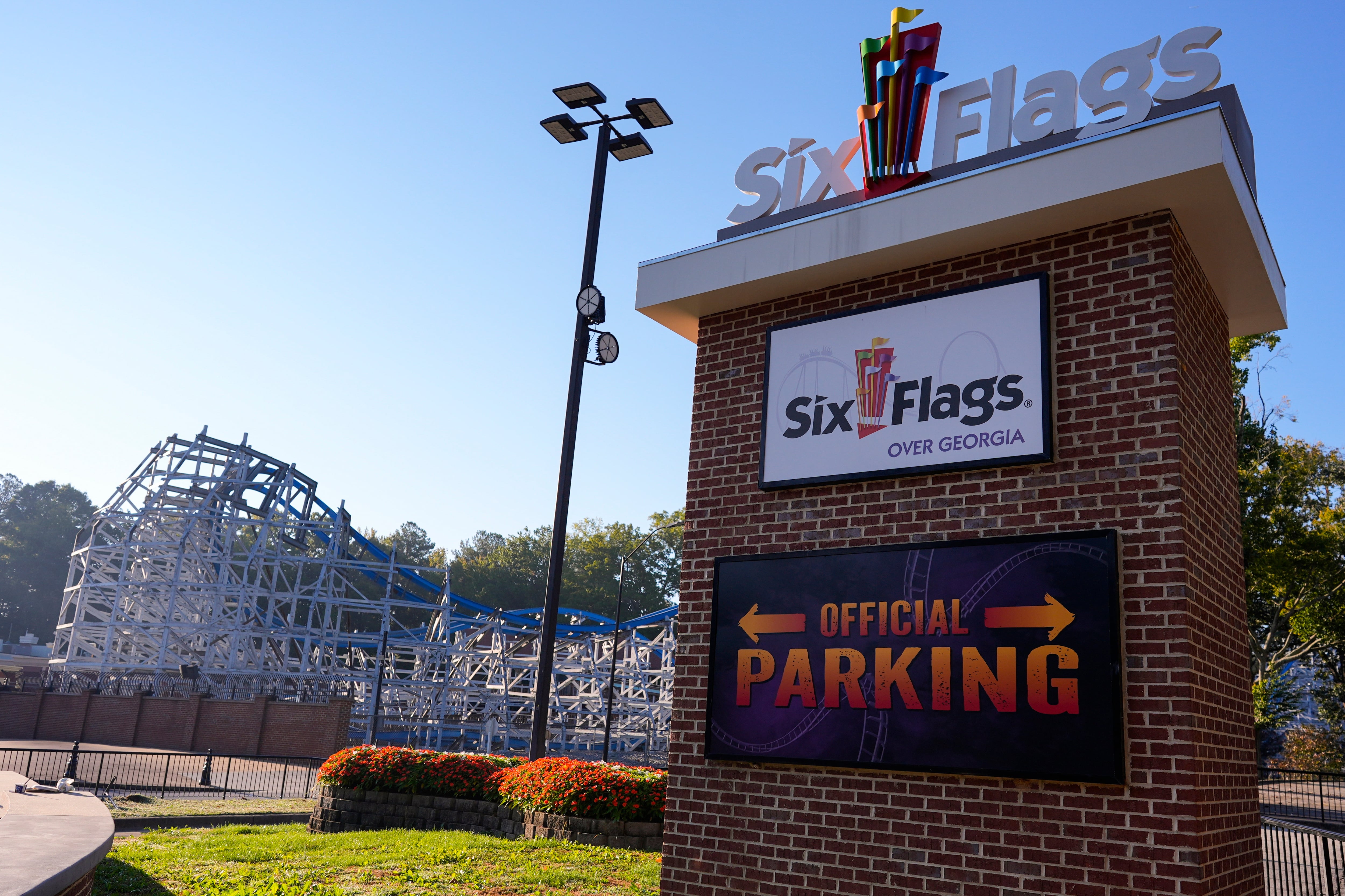 Six Flags cierra temporalmente nueve atracciones tras la muerte de un hombre en un parque de Georgia