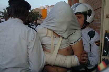 Uno de los detenidos por el tiroteo de Alzira, en el que resultó herido, ayer en el juzgado.
