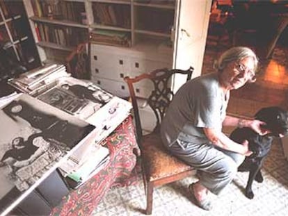 Yvonne Barral, con su perro, en la habitación en que ha guardado hasta hoy parte del legado.