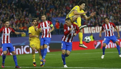 Azmoun choca con Fernando Torres en una acci&oacute;n del partido.