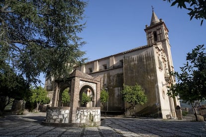 La iglesia de San Juan Bautista en Linares de la Sierra, en la provincia de Huelva.