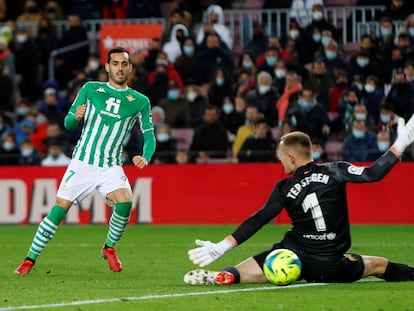 Juanmi resuelve ante Ter Stegen para darle el triunfo al Betis.