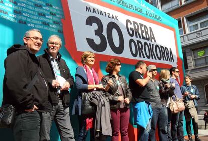 Txiki Muñoz con varios miembros de su Ejecutiva antes de la manifestación, en Bilbao