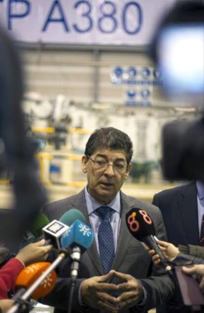 El vicepresidente de la Junta de Andalucía, Diego Valderas, realiza declaraciones a la prensa durante la visita realizada a las instalaciones de Airbus en Puerto Real (Cádiz).