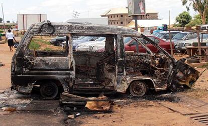 Autobús quemado en unos disturbios en Kaduna.
