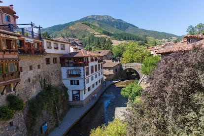 Incrustado en el corazón de los Picos de Europa, Potes es una villa de sabor medieval con un abigarrado casco histórico cruzado por cinco puentes (de ahí su nombre), y un campo base perfecto para descubrir las maravillas naturales de Liébana. Fundado en torno al siglo IX, arrasado por un incendio durante la Guerra Civil y reconstruido manteniendo su aspecto original, el barrio más antiguo y auténtico es el de la Solana, en la orilla derecha del río Deva: un conjunto de casas solariegas asomadas a silenciosas calles empedradas por las que deambular para descubrir pequeños detalles llenos de encanto (escaleras, pasadizos, cobertizos). Al otro lado del Deva se encuentra la Torre del Infantado, de planta cuadrada, antigua residencia de los señores locales que actualmente acoge la exposición permanente ‘El cosmos de Beato de Liébana’, dedicada al monje de Santo Toribio que en el siglo VIII escribió sus conocidos comentarios al ‘Apocalipsis’ de San Juan. Con niños resulta interesante visitar la Casa del Oso o recorrer el paseo fluvial, a la vera de los ríos Deva y Quiviesa, que descubre la villa desde un insólito punto de vista.