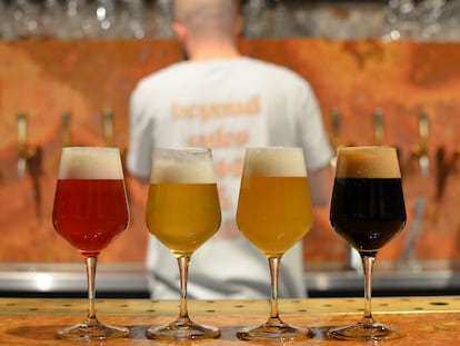 Diferentes tipos de cerveza de Brasserie Surréaliste, abierta en primavera de 2021 en Bruselas. Foto proporcionada por el establecimiento.