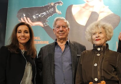 Mario Vargas LLosa, junto a la directora teatral Magüi Mira y Ana Belén, protagonista de 'Kathie y el hipopótamo'.