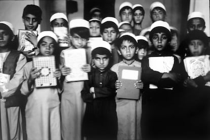 Un grupo de niños sostiene un Corán en la escuela de la mezquita Jama Masjid, también conocida como la Gran Mezquita, en Herat, el pasado 1 de junio.