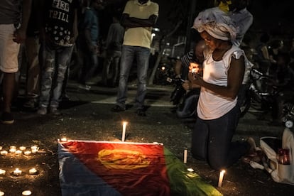 <p>Una mujer enciende una vela en una ceremonia celebrada en Tel Aviv por los solicitantes de asilo africanos en homenaje al eritreo de 29 años Habtom Zerhom. El joven fue confundido con un “terrorista” durante un ataque con armas de fuego a la estación central de autobuses de la ciudad de Be’er Sheva, en el sur de Israel. Un guarda de seguridad le disparó y los transeúntes lo lincharon. Mientas unos lo golpeaban, gritaban e incitaban a matarlo, otros lanzaban sillas y un banco al hombre gravemente herido.</p> <p>Antes, los solicitantes de asilo solían llevar discretamente los símbolos de su religión cristiana, desde entonces es muy frecuente que lleven grandes cruces colgando fuera de la camisa como medida de precaución.</p>