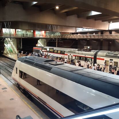 20.22 Llegada a Atocha Cercanías. Con un ligero retraso de 15 minutos, entra en la estación de Cercanías de Atocha el tren de media distancia. El viaje desde Lisboa hasta aquí ha durado casi 11 horas y ha costado 56,70 euros. 