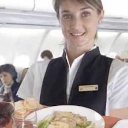 Una azafata ofrece el servicio de catering en un avión de Iberia