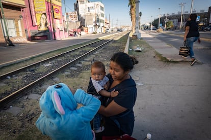 Una mujer hondureña cuida a sus dos hijos al exterior de un refugio en Ciudad Juárez.