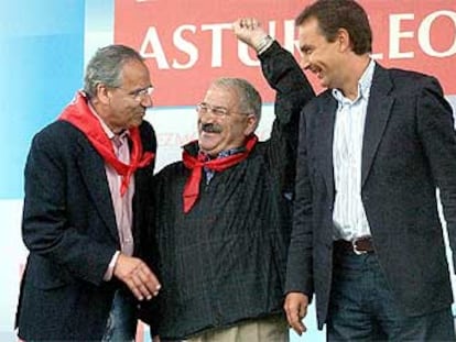Alfonso Guerra y Rodríguez Zapatero, con José Ángel Fernández Villa, secretario general de SOMA-FIA-UGT Asturias.