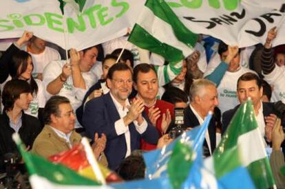 Mariano Rajoy y Javier Arenas, durante el acto celebrado por el PP ayer en Bormujos (Sevilla).